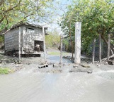 Cauce de aguas negras pone en grave riesgo casas de Las Mitras