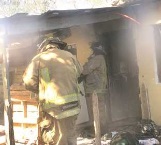 Rescatan bomberos vivienda del fuego
