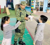 Visitan soldados a pequeños en sus centros escolares