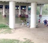 Se bañan migrantes en el río Bravo
