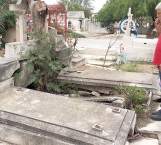 Abandonan sepulturas en el Municipal