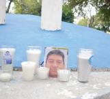 Recuerdan a desaparecidos con velas blancas en plaza B. Juárez