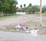Piden no tirar basura en una plaza pública