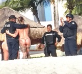 Posan policías con turistas en QR