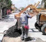 Reparan cuadrillas municipales asfalto en Fuentes Lomas