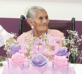 Festeja abuelita su aniversario de vida