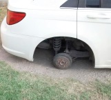 Dejan sin neumático a un auto estacionado
