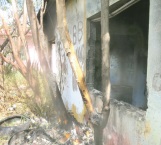 Queman basura y por poco incendian otras viviendas