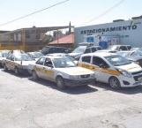 Encuentran auto robado entre taxis sospechosos