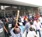 Chocan policías y campesinos en Chiapas