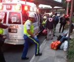 Vuelca camioneta en Periférico; hay 5 pasajeros heridos