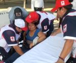 Socorristas de Cruz Roja auxilian a mujer desmayada