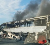 Se salvan Federales en incendio de autobús en carretera