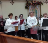 Participan maestros jubilados en grupo de coro navideño