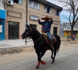 Llega a caballo aspirante ‘panista’ a la alcaldía de Ciudad Victoria