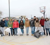 Estudiantes limpian plazas públicas por el Programa Universidades Verdes