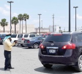 Conquistan espacios cuidadores de carros en estacionamientos