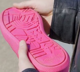 Crean calzado hecho con chicles de la calle