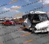 Chocan microbuses y camioneta; 9 lesionados