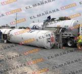 Vuelca pipa cargada con aceite en carretera a Monterrey