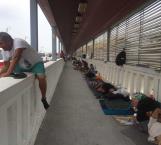 Duermen migrantes en accesos al puente