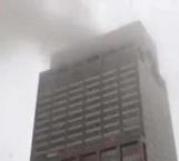 Se estrella helicóptero contra un edificio en Manhattan