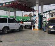 Sufre Reynosa quinto día de desabasto de gasolina y se mantienen largas filas en las pocas que venden combustible