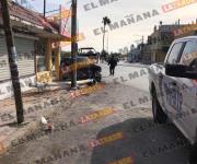 Choca vehículo contra un poste en bulevar Hidalgo