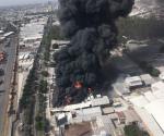 Fuego consume fábrica de pinturas en Guadalajara