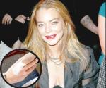 Le reimplantan medio dedo a Lindsay Lohan