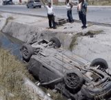 Cae auto a canal tras volcadura
