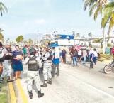 Bloquean damnificados un bulevar en Acapulco