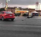Se pasa motociclista semáforo en rojo; provoca accidente vial