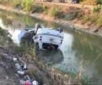 Mujeres se salvan de morir ahogadas dentro de vehículo