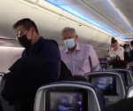 AMLO recibe insultos y gritos a bordo de un vuelo comercial