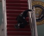 Se tropieza Joe Biden tres veces  al subir las escalinatas del Air Force One