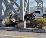 Impacta camioneta contra puente; mueren 3 de familia y un herido