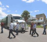 Saquean 3 camiones con fertilizante en Chilapa