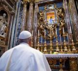 Reza el papa ante el Cristo de la ‘Gran Peste’ por el fin de la pandemia