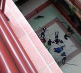 Mueren 3 estudiantes al caer de cuarto piso
