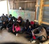 Catean domicilio y detienen a 24 migrantes