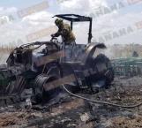 Arde tractor en la zona rural