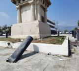Aparatoso choque deja daños a monumento