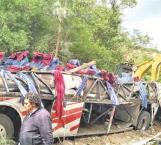 Suman 29 muertos al volcar autobús