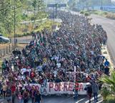 Salen en caravana miles de migrantes