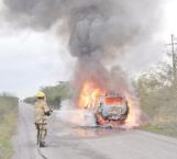 Arden camionetas en carretera
