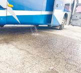 Desalojan un autobús por derrame de diesel