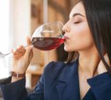Lo que provoca el dolor de cabeza al tomar vino, según la ciencia