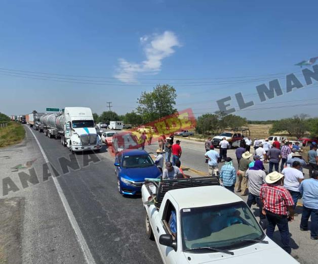 Campesinos vuelven a bloquear carretera federal